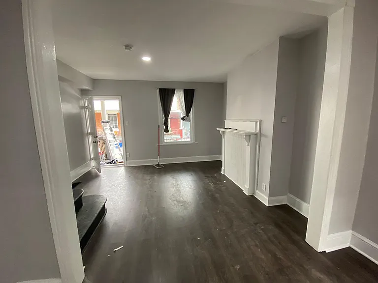 1332 N Hobart St — Photo 6
