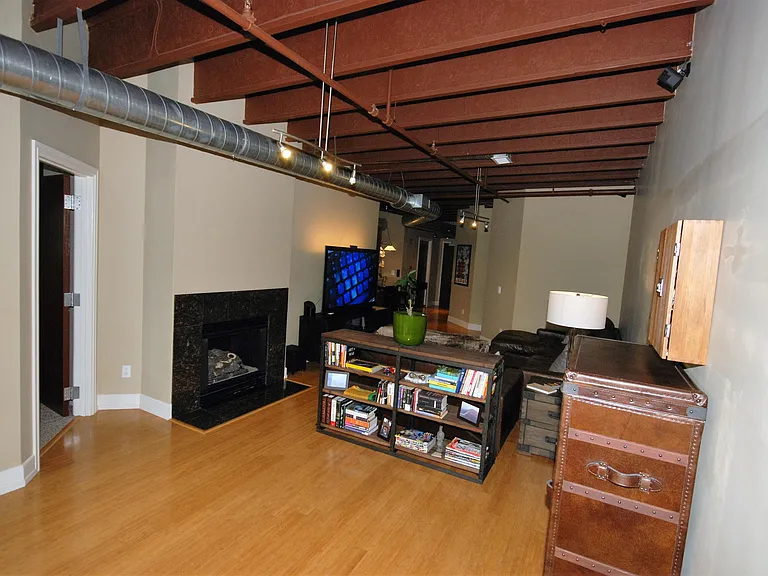 1103 N Main St — Photo 8