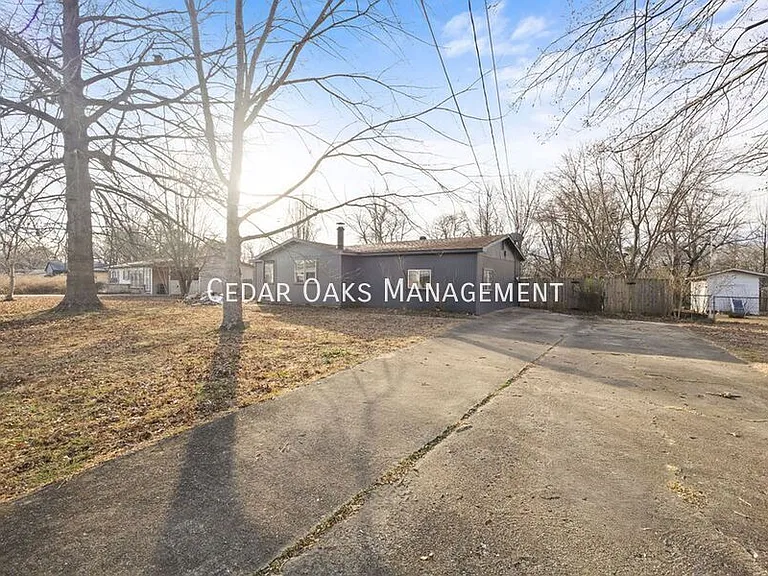1935 E Lee St — Photo 3