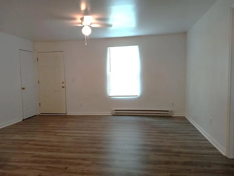 235 Hollingsworth Mnr — Photo 3