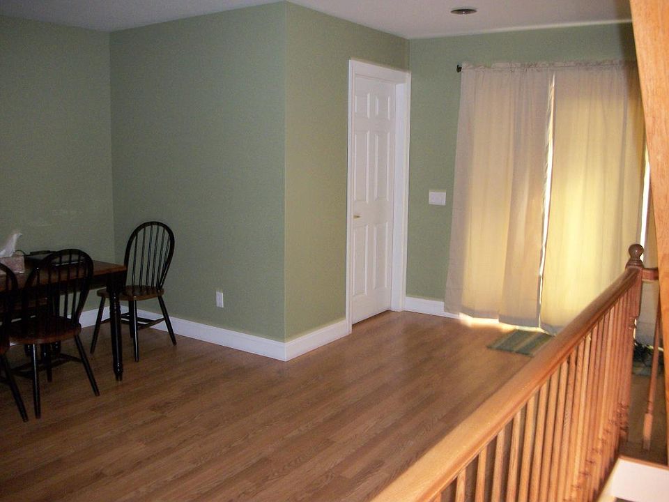 Dining room/Closet door/Front door