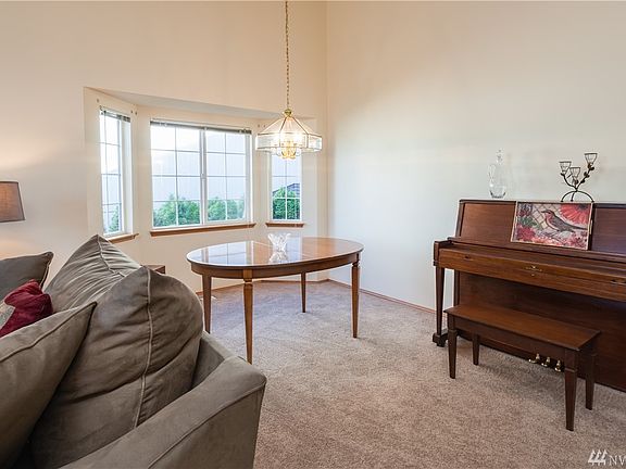 Dining room with bay window