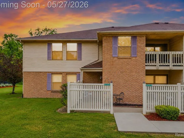 61212 Greenwood Dr, South Lyon, MI 48178