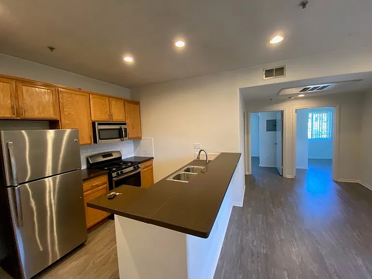 251 Robinson St — Photo 30