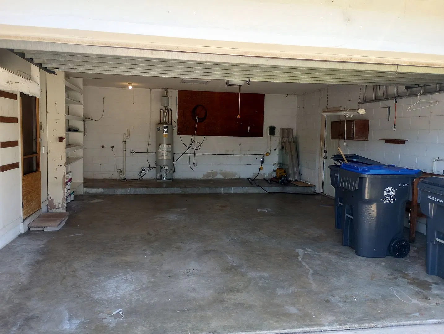 Large 3 bed 2 bath home with 2 car garage — Photo 2