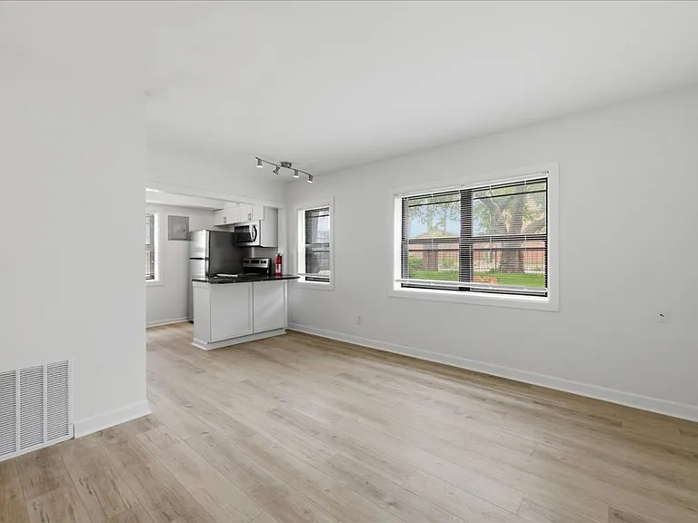 306 E 19th St #1B — Photo 4