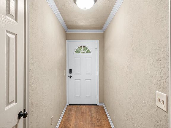 4th image of 806 Dillard St