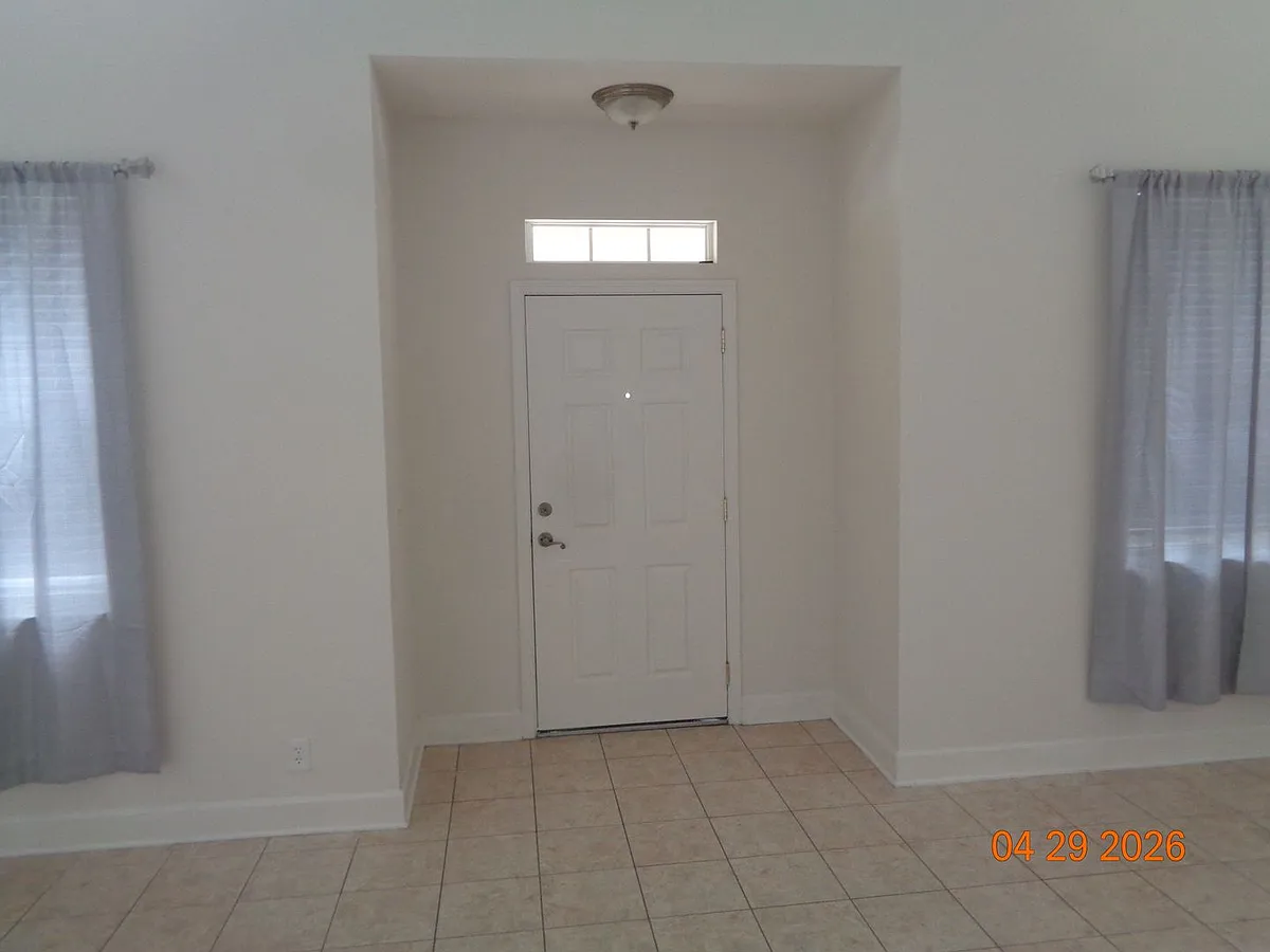 Building Photo - 210 Woodhouse Ln