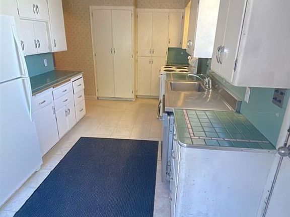 4th image of 1020 N Garden St #2