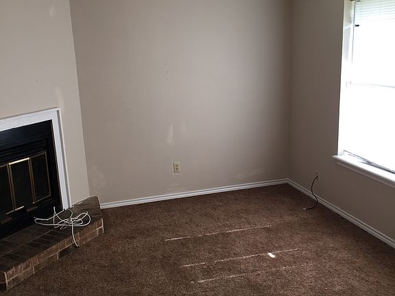 Living room w/ fireplace