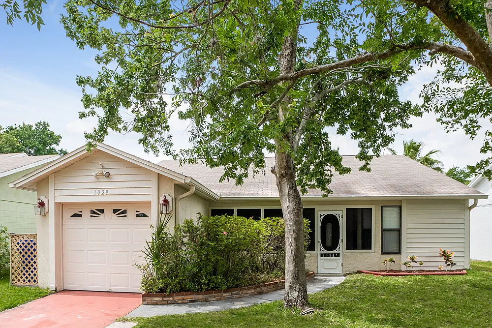 3 bed, 2.0 bath, 1409 sqft, $2,385 — Photo 1