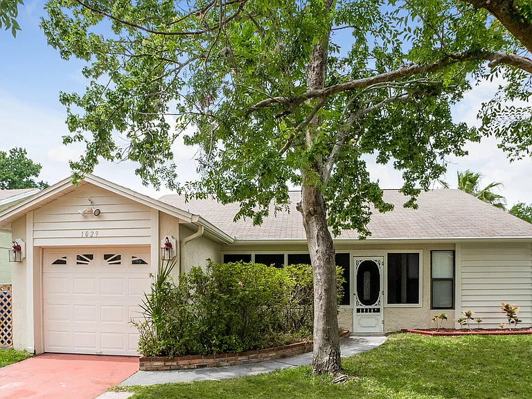 1029 Wainright Dr — Photo 1
