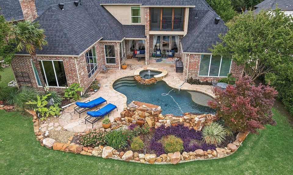 1st image of 152 Country Club Dr