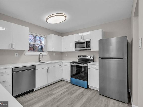 3rd image of 14 Pear Ave