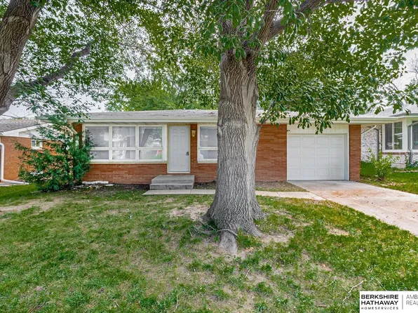 530 Brookside Dr, Lincoln, NE 68528