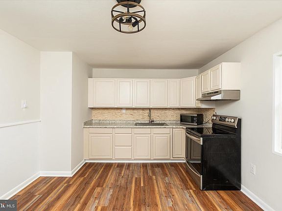 3rd image of 706 W 14th St