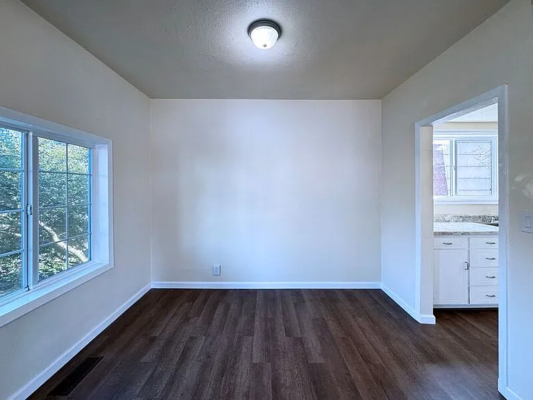 950 Clark St — Photo 12