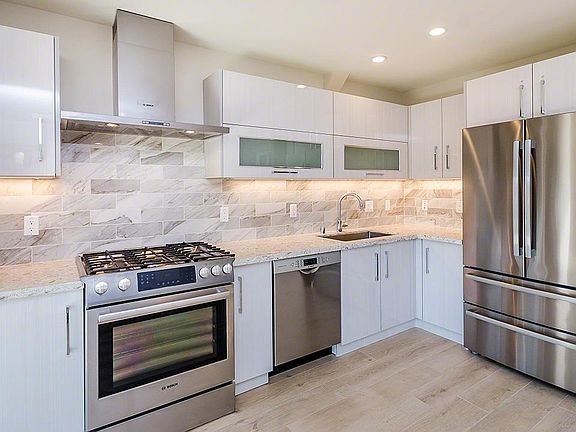 4th image of 2369 Karen Dr APT 3