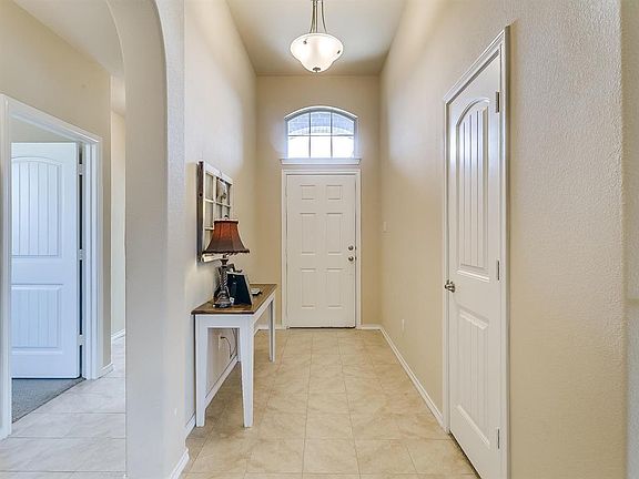 4th image of 1833 Creekwood Dr