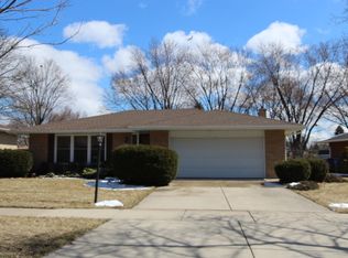 1605 N Larch Dr, Mount Prospect, IL 60056
