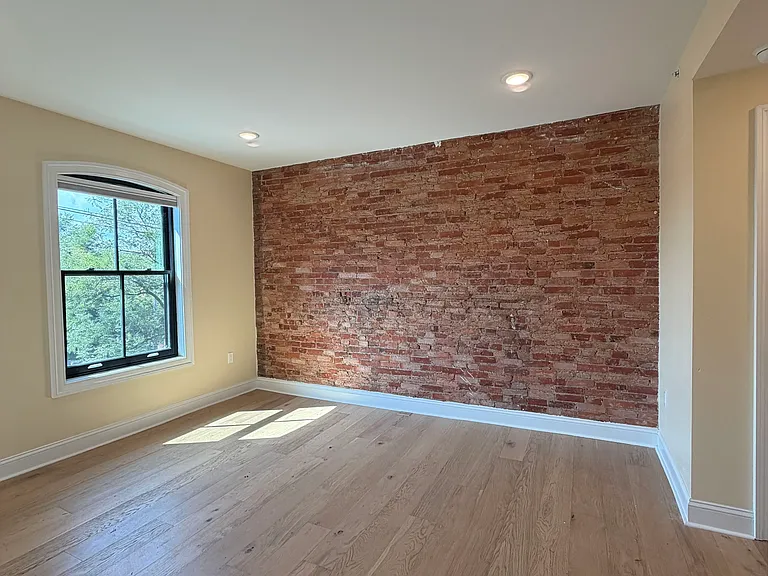 649 N 15th St #5 — Photo 4