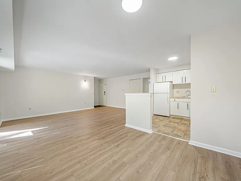 Brooklane Manor Apartments — Photo 17
