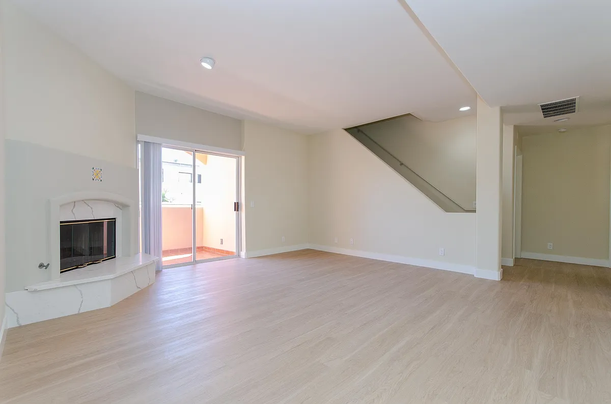 Building Photo - 1230 Wellesley Ave #201