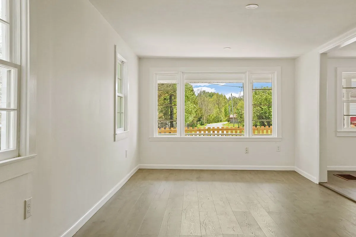 4 bed, 2.0 bath, 2384 sqft, $3,000 — Photo 4