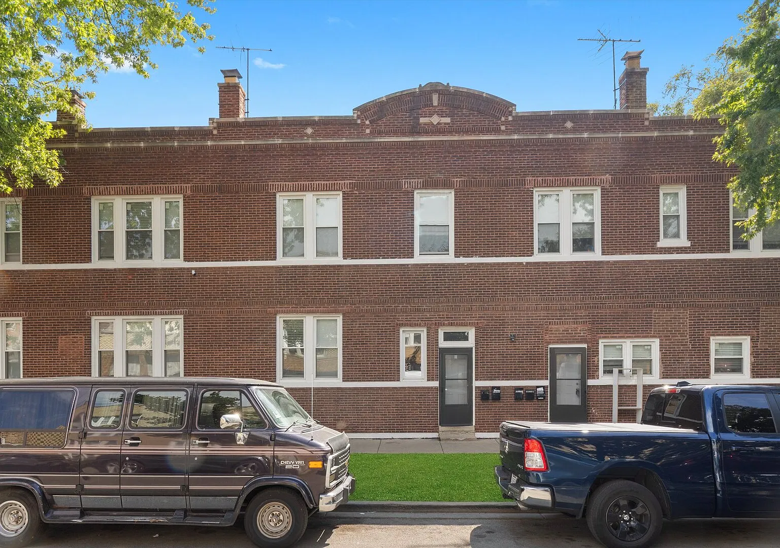 3 bed, 1100 sqft, $2,000 — Photo 3