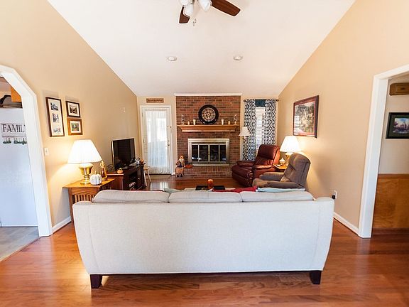 4th image of 411 S Meadow Dr
