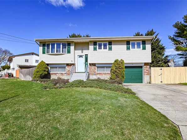 19 Malmac Court, West Islip, NY 11795