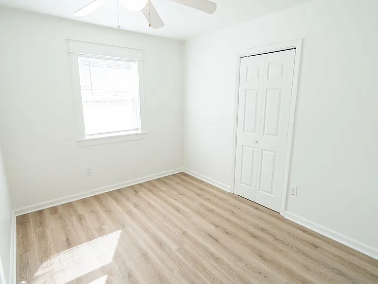 406 Essex Dr — Photo 29