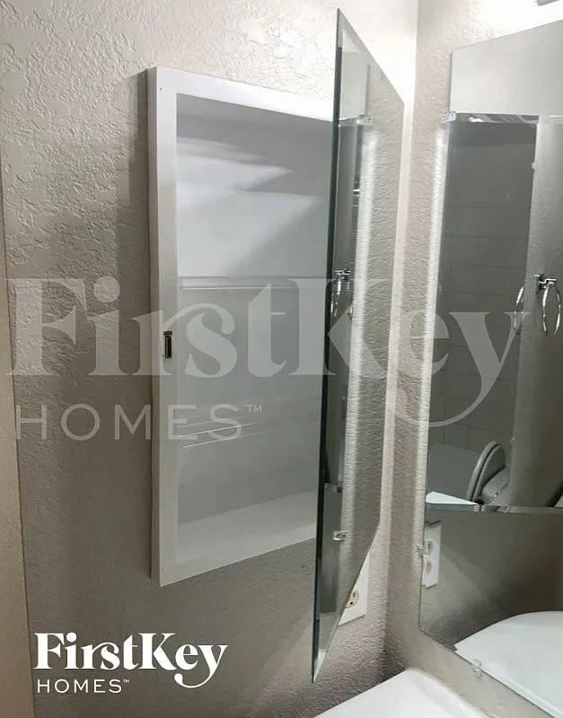 3 bed, 2.0 bath, 1180 sqft, $2,085 — Photo 3