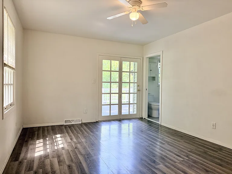135 Pembroke Rd SW — Photo 9