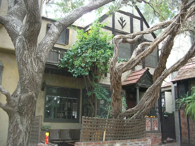 Charm, charm, charm! Surrounded by hundred-year-old oak trees. This is the entire unit which is for rent, which needs to be seen, to grasp!