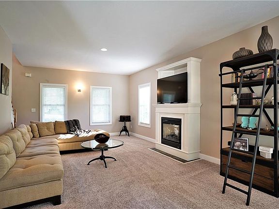 4th image of 76 Ambrose Dr