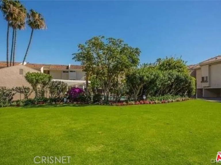 23918 De Ville Way #B — Photo 60