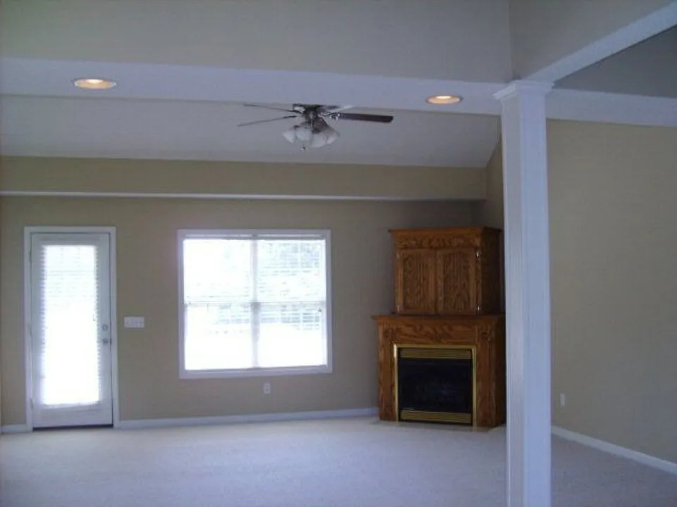 4 bed, 2.0 bath, 2004 sqft, $1,875 — Photo 3