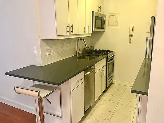 4th image of 77 W 55th St APT 12C