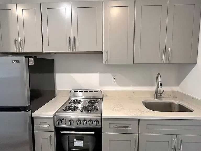 247 E 52nd St #3B — Photo 4