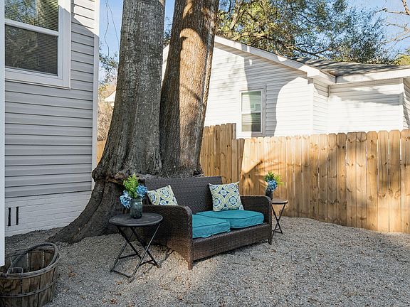 5th image of 2384 Cambridge Ave