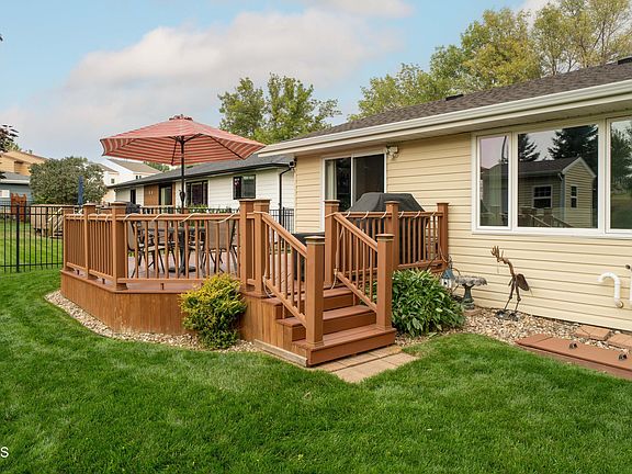 4th image of 141 E Brandon Dr