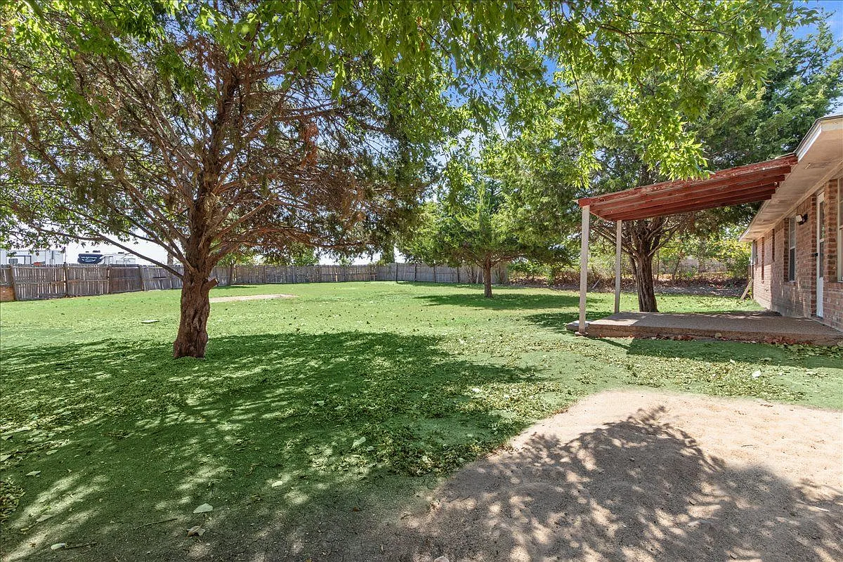 3 bed, 2.0 bath, 1349 sqft, $1,800 — Photo 3