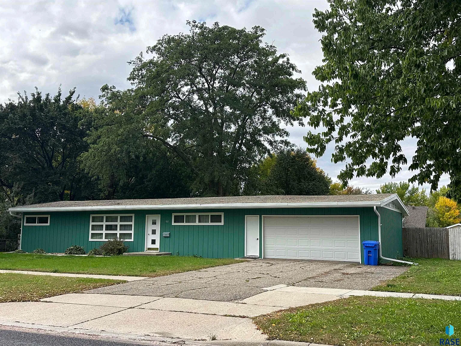 3 bed, 1.5 bath, 1350 sqft, $2,000 — Photo 1