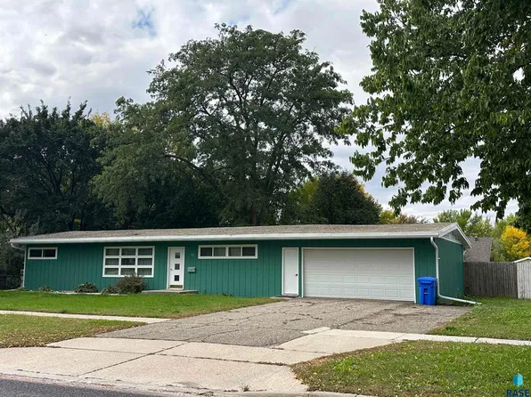 927 N Lincoln Ave, Madison, SD 57042
