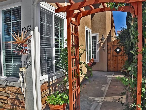 4th image of 1212 Royal Crest Dr