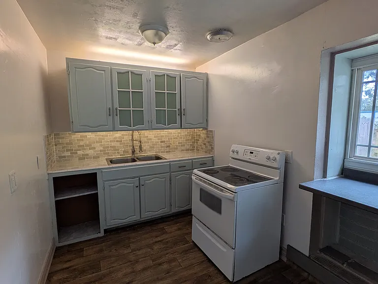 401 Fairfax Dr — Photo 5