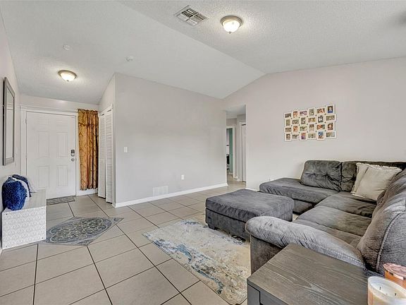 4th image of 832 Valnera Ct