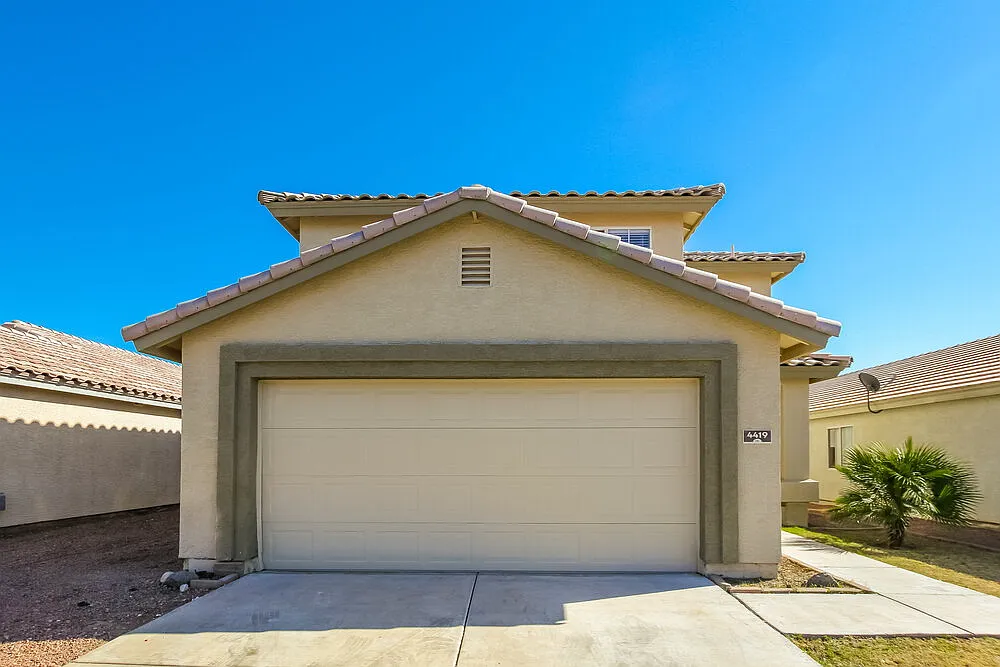 3 bed, 2.5 bath, 1374 sqft, $2,180 — Photo 1