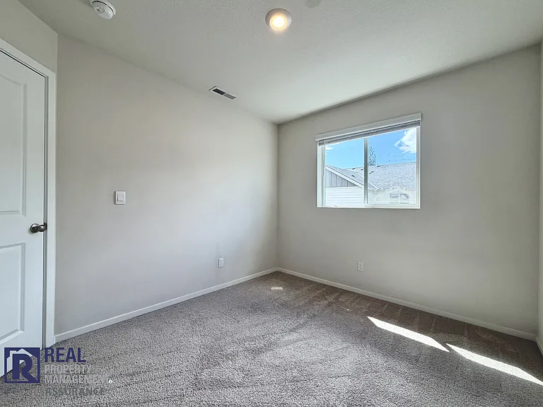 873 N 19th Ave — Photo 15